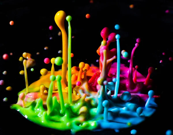 siyah arka plan boya damla