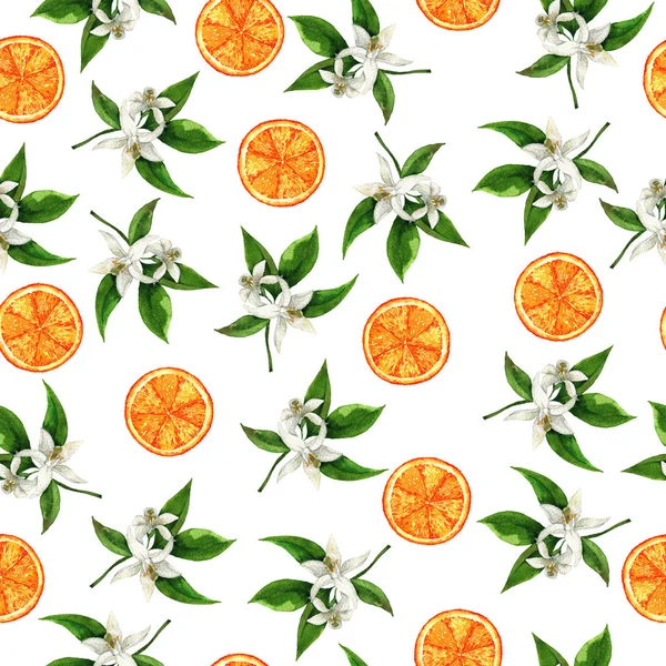 无缝图案与新鲜的橙色切片和分支与绿叶和白色的花在白色的背景 手绘水彩例证 — 图库照片