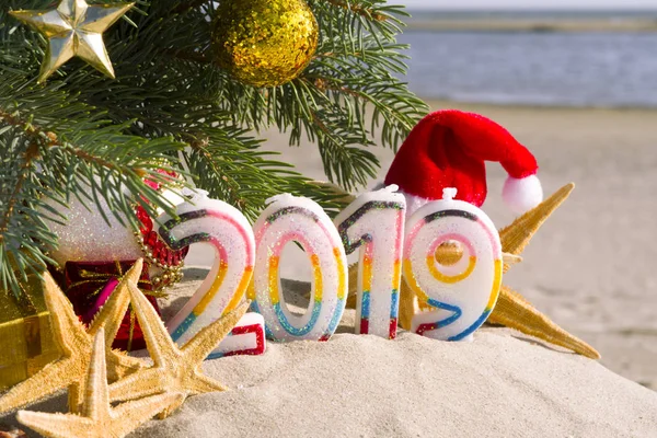 Kerstman Hoed Speelgoed Zand Achtergrond Van Zee 2019 — Stockfoto