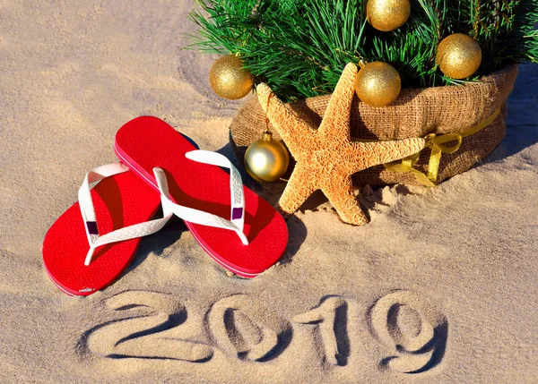Ano Novo 2019 Praia Árvore Natal Estrelas Mar Chinelos Areia Imagem De Stock