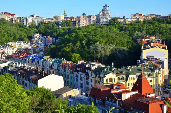 Kiev, Ukraine. Vieilles maisons sur la rue St. Andrew's Descent à — Photo