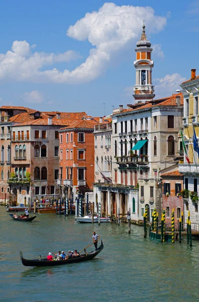 Venetian gondoliers punting gondolas. — Stock Photo, Image