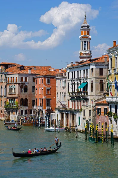 Gondolieri veneziani puntare gondole . Immagine Stock