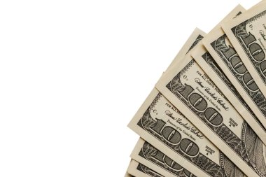 beyaz arka plan, yakın çekim ve metin için alan izole yüz dolarlık banknotlar fan. Beyaz bir arka plan üzerinde yüz dolarlık banknotlar yığını. ekonomik kalkınma kavramı