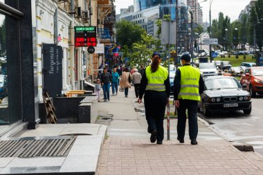 Polis devriyeleri sokağın aşağısına. Ukrayna Reform Polisi temsilcileri sokakta yürüyor