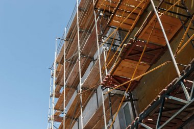 Yenileme sırasında ev üzerinde İskele, aşağıdan görünümü