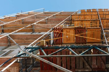 Yenileme sırasında ev üzerinde İskele, aşağıdan bakın. Yeni bir iş merkezi üzerinde devam eden çalışmalar için platformlar sağlayan kapsamlı iskele sistemi, aşağıdan