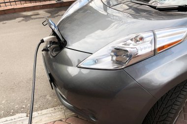 takılı güç kablosu kaynağı ile modern bir elektrikli araba şarj, yakın