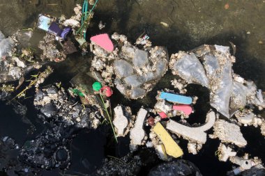 havuzdaki su plastik ve diğer enkaz ile kontamine edilir. su kirliliği kavramı. Çeşitli çöp ve çöp ile kirlenmiş nehir, Kirli nehir