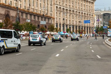 Kiev Ukrayna ulusal polis devriye. polis cipleri Ukrayna şehir üzerinden sürücü