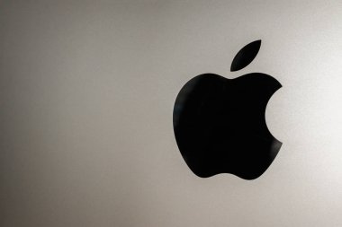 Fırçalanmış ve bulanık alüminyum arka plan üzerine Siyah Elma inc. logosu. Apple şirketinin sembolü
