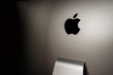 imac Pro arka kısmında siyah Apple şirket logosu. Fırçalanmış ve bulanık alüminyum arka plan, seçici odak Apple inc sembolü