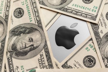 Apple Inc. logosu ve gri arka planda yüz dolarlık banknotlar. Apple Pay, Apple Inc. tarafından yapılan bir mobil ödeme ve dijital cüzdan hizmetidir.