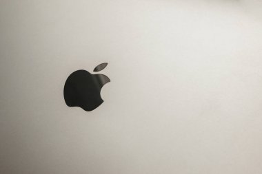 yeni bir elma tablet gri alüminyum yüzeyinde elma inc siyah sembolü
