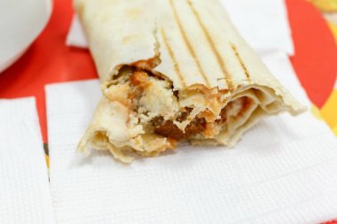 sağlıksız ve Abur cubur sembolü olarak döner kebap. lavaş ekmeği nde doğu shawarma, seçici focu ile bulanık görüntü