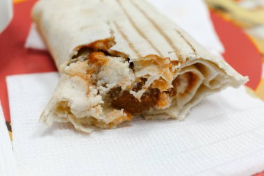 seçici odaklı beyaz peçeteler üzerinde humus ile pide ekmek vegan falafel yakın çekim