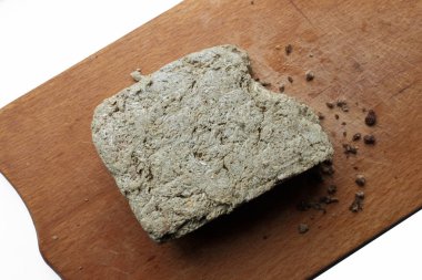 bir ahşap kesme tahtası üzerinde ayçiçeği tohumu Helva tatlı parçası, yukarıdan görünümü. Orta Doğu, Orta Asya ve Hint yarımadasında yapılan yoğun, tatlı bir şekerleme