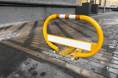 araçların park için turuncu mekanik katlanır bariyer (park bariyeri). üzerinde kar ile kentsel metal dolap, gri kiremit yüzeyi. Metin için yer ile Anti Theft Park Bariyeri