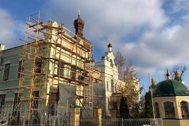 Mavi gökyüzünün arka planda Yenileme altında Klasik Ortodoks Kilisesi dış. Yenileme altında eski tuğla binanın dış
