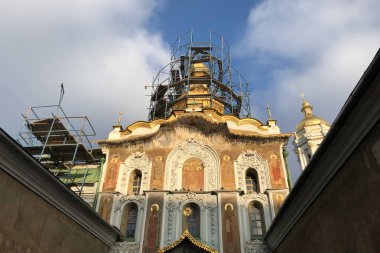 Kiev Pechersk Lavra Trinity Gate Kilisesi kubbesi yeniden inşası. Eski bir Ortodoks kilisesinin inşası ve onarımı