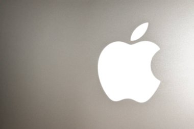 Beyaz Elma inc. logo fırçalanmış ve bulanık alüminyum yüzey. Apple şirketinin sembolü.