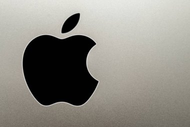 bulanık alüminyum arka plan üzerinde siyah Apple inc. logosunun yakın çekim