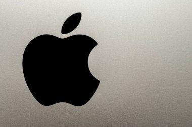 Kiev, Ukrayna Nisan 11: camsı elma inc logosu yeni amerikan doları banknotlar çerçeveli. bize para birimi ve yeni Ipad yüzeyinde gri elma logosu. Apple ödeme konsepti
