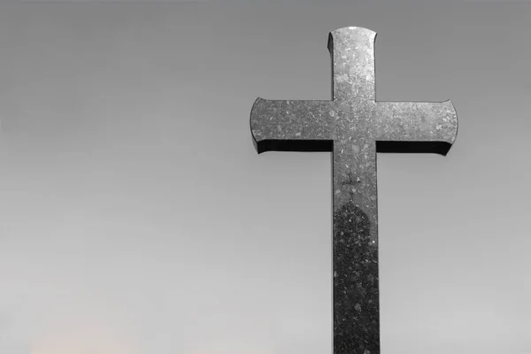 Kamenný Kříž Hřbitově Prostorem Pro Kopírování Textu Krucifix Šedém Pozadí — Stock fotografie