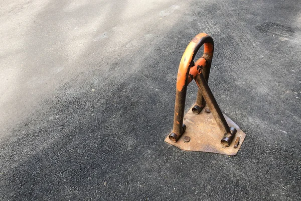 Σκουριασμένο Σιδερένιο Φράγμα Στάθμευσης Στην Άσφαλτο Κοντά Στο Πάρκινγκ Αναδιπλούμενο — Φωτογραφία Αρχείου