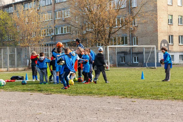 Εκπαίδευση Της Ομάδας Ποδοσφαίρου Των Παιδιών Προπονητής Δίνει Οδηγίες Για — Φωτογραφία Αρχείου