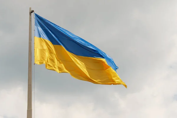 Bendera Nasional Ukraina Biru Dan Kuning Pada Tiang Bendera Terhadap — Stok Foto