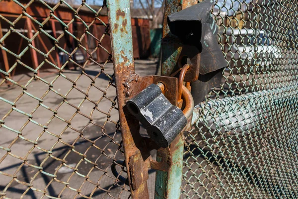 古い青い鉄のフェンス クローズアップ 選択的な焦点のドアに錆びた南京錠 安全な工業地域の概念 — ストック写真