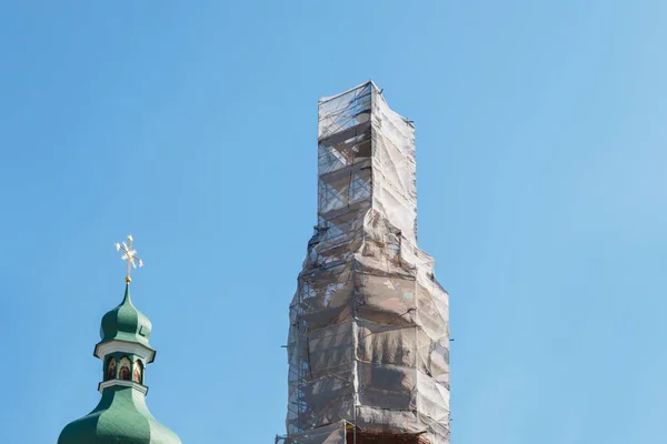 Pravoslavná Kostelní Věž Lešení Pozadí Modrého Nebe Rekonstrukce Věže Starého — Stock fotografie