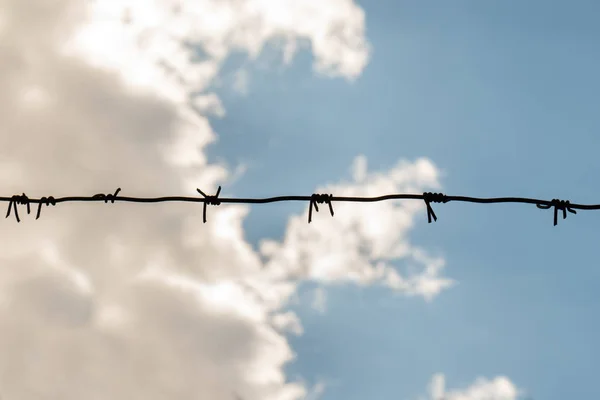 Szögesdrót Kerítés Részletesen Szürke Felhők Kék Eget Háttérben Szabadságelvonással Járó — Stock Fotó