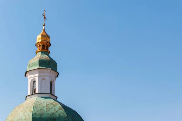 Pravoslavný Kostel Zelenou Kopulí Zlatým Křížkem Pozadí Modrého Nebe Koncepce — Stock fotografie