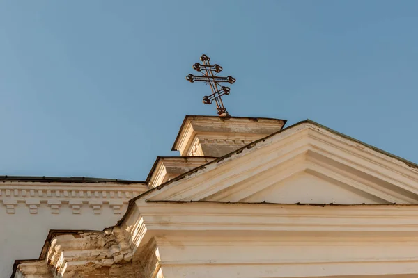 Pravoslavný Kříž Nad Starým Kostelem Proti Modrému Nebi Pohled Zdola — Stock fotografie