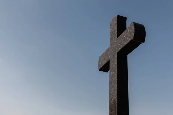 Žulový kříž proti modrému nebi — Stock fotografie