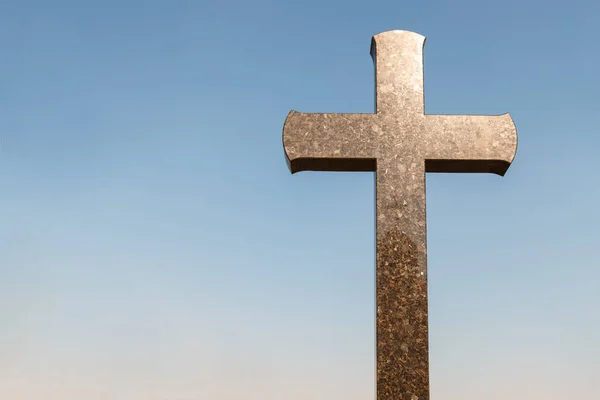 Sluneční Paprsky Přes Žulový Kříž Proti Modrému Nebi Kopírovat Prostor — Stock fotografie