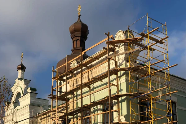 Fasáda Pravoslavného Kostela Lešení Pozadí Modrého Nebe Rekonstrukce Církve — Stock fotografie