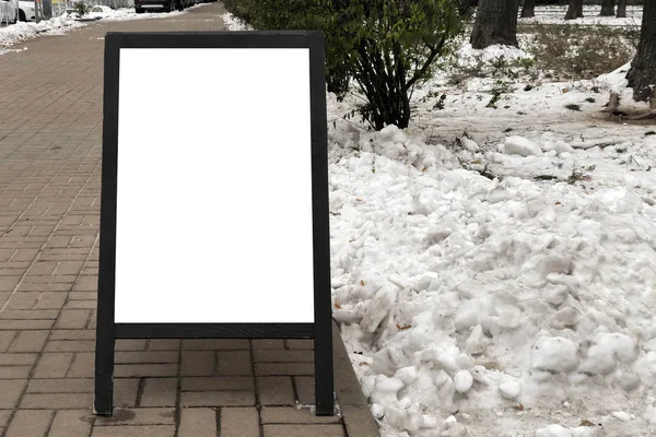 Blank Utomhus Whiteboard Trottoar Nära Snön Töm Vit Trä Meny — Stockfoto