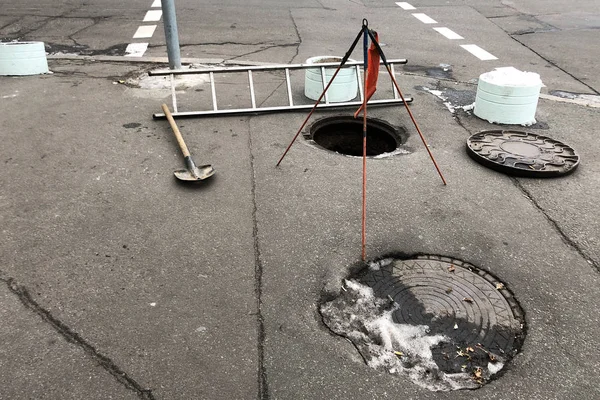 Tombino Aperto Nell Asfalto Con Scala Pala Portelli Ferro Recinzione — Foto Stock