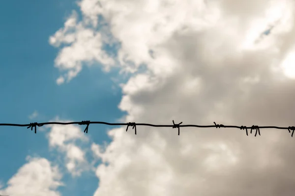 Alambre Púas Con Cielo Nublado Concepto Zona Prohibida Guerra Base — Foto de Stock