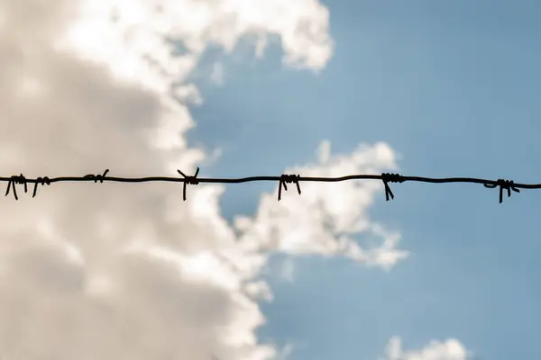 Detalle Valla Alambre Púas Nubes Grises Con Cielo Azul Fondo —  Fotos de Stock