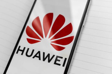 Kiev, Ukrayna - 21 Mayıs 2019: Çerçevesiz ekranın beyaz ekranında Huawei Technologies'in sembolü, arka planda beyaz kağıt. Google Huawei'nin Android lisansÄ±nÄ± iptal etti 