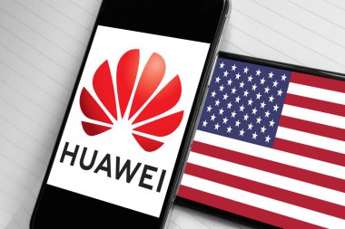 Kiev, Ukrayna - 21 Mayıs 2019: Modern akıllı telefonların ekranlarında Huawei Technologies ve Flag of the United States logosu. Trump yönetimi Huawei'yi ticari kara listeye ekledi, ABD-Çin gerginliği