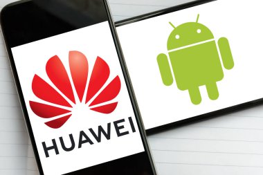 Kiev, Ukrayna Mayıs 21, 2019: Huawei Teknolojileri ve Android işletim sistemi logoları modern akıllı telefonlar ekranlarında. Android olmadan Huawei geleceği
