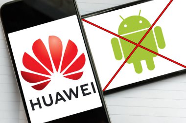 Kiev, Ukrayna - 21 Mayıs 2019: Huawei Technologies logosu ve modern akıllı telefonlar ekranlarında Android işletim sisteminin logosu nu çizildi. Google Android güncellemeleri Huawei gelecekteki erişim engelledi