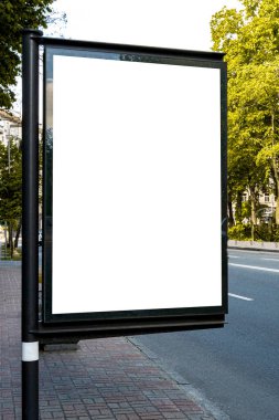 Işıklı şehir lambası modeli. Şehirdeki küçük bir reklam panosu. Yol kenarındaki beyaz alan reklam için, dikey görüntü için.