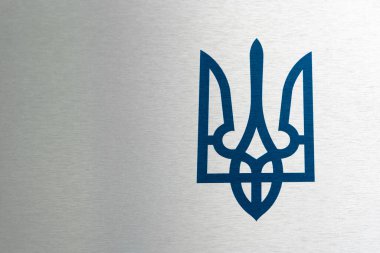 Mavi mızrak. Gümüş arka planda Ukrayna 'nın ulusal amblemi. Ukrayna arması. Metin için alanı olan vatansever kavram