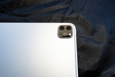 Gümüş akıllı telefonun arka tarafında artırılmış gerçeklik sensörü olan yeni çift kamera.